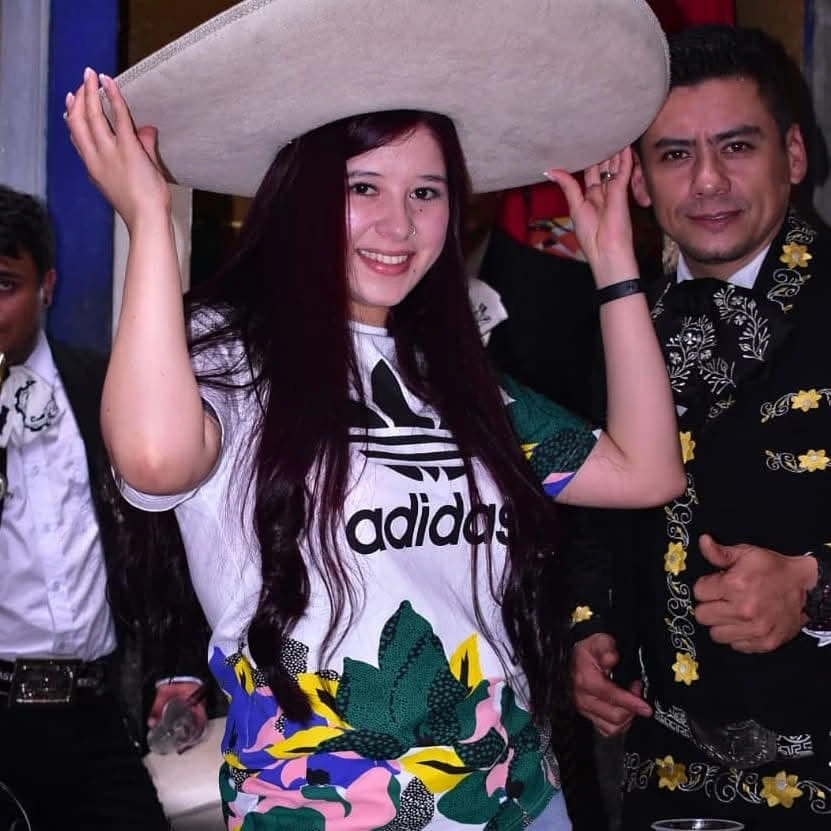 Legado Real con invitados en una fiesta