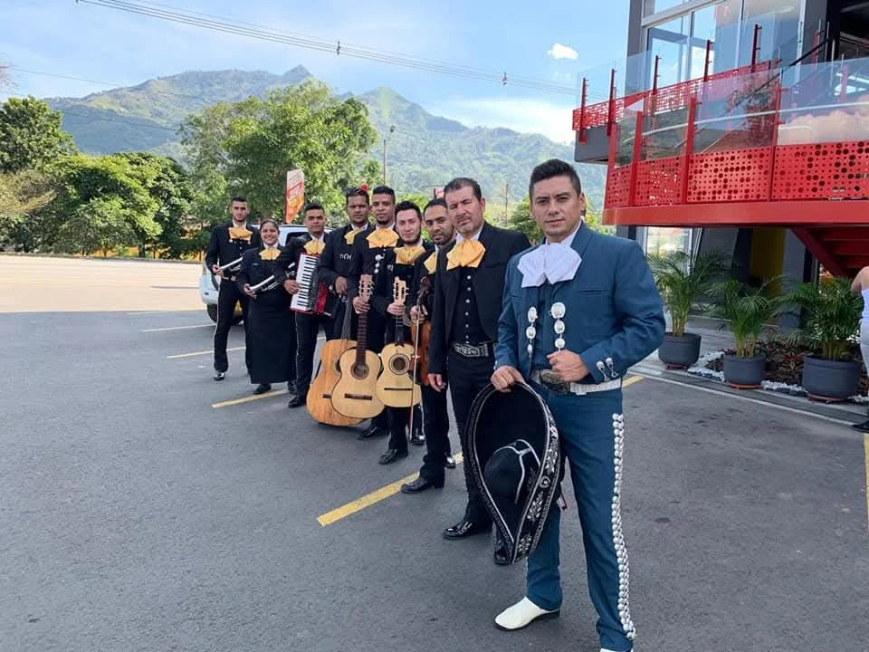 Legado Real reunido en la calle antes de una serenata, con las montañas de Antioquia al fondo