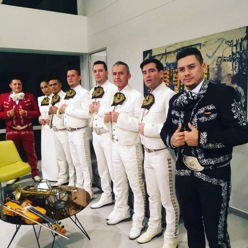 Legado Real de gala, con trajes blancos y un charro de negro