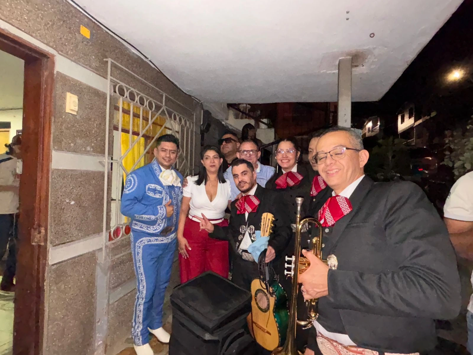 Legado Real con los anfitriones en la puerta
