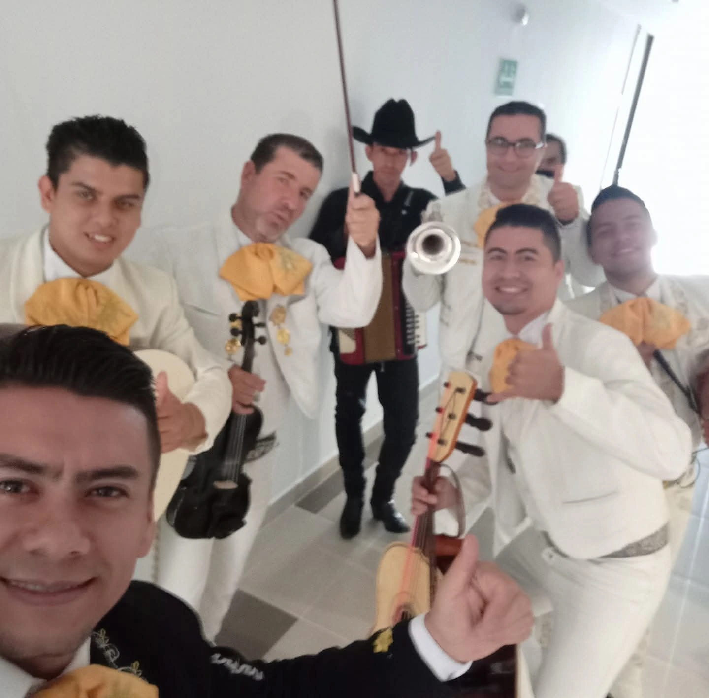 Selfie del grupo con trompeta y violín