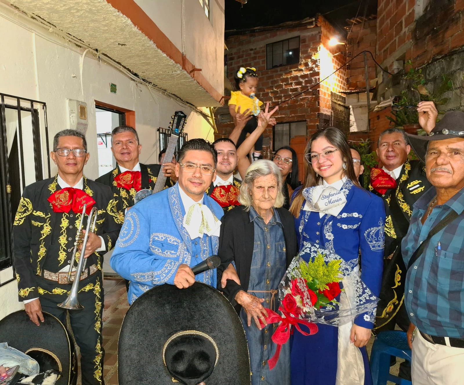 Legado Real con una familia que recibe flores después de una serenata