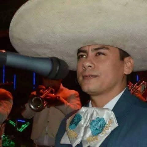 Charro con moño bordado y sombrero blanco