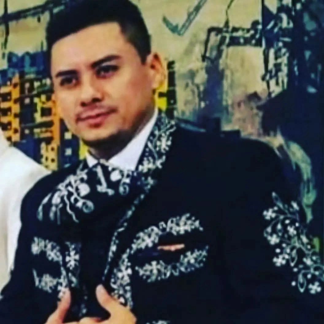Charro con traje negro bordado