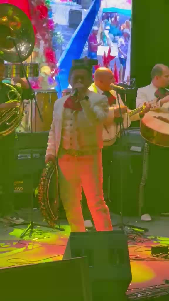 Vocalista de Legado Real cantando en vivo