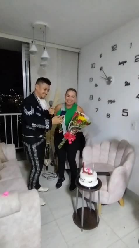 Serenata de cumpleaños en casa